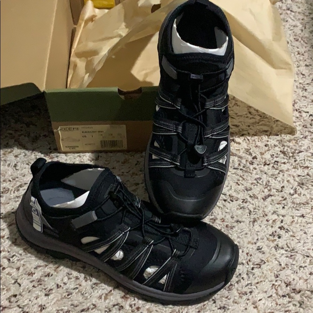 Keen shoes brand new size 7